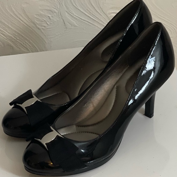 KELLY & KATIE… size 10…black patent leather…3 1/2 “ heeled shoes - Picture 10 of 16